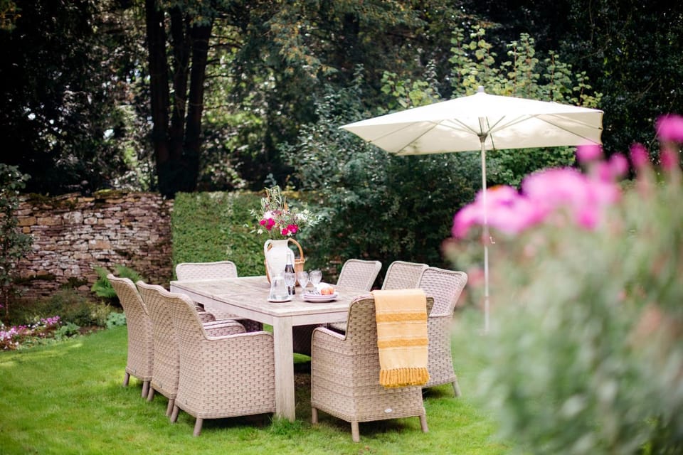 Natural landscape, Garden, Dining area
