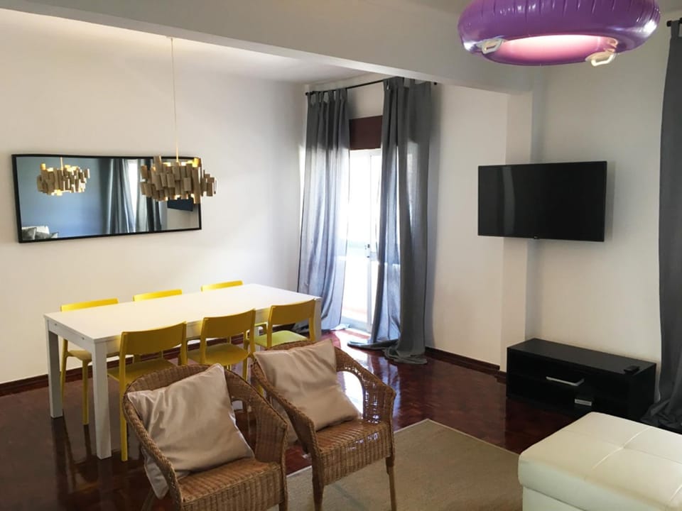 TV and multimedia, Living room, Seating area, Dining area