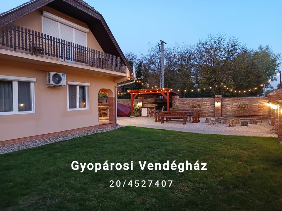 Gyopárosi Vendégház House in Hungary