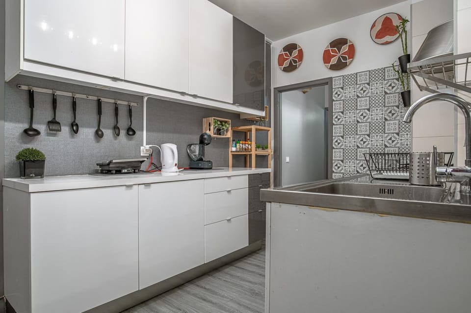 Coffee/tea facilities, Kitchen or kitchenette, Communal kitchen, stove