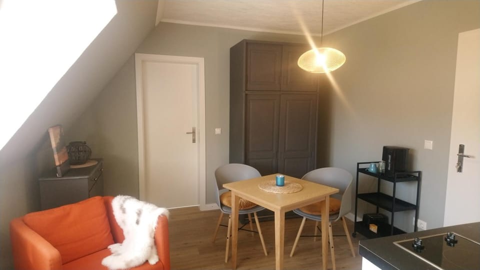 TV and multimedia, Seating area, Dining area