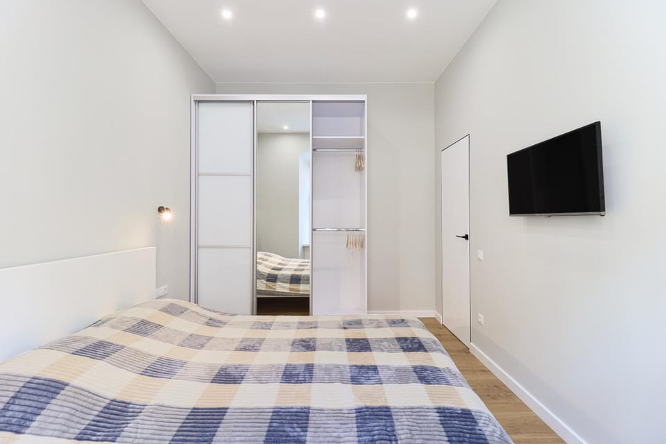 Bed, TV and multimedia, Bedroom