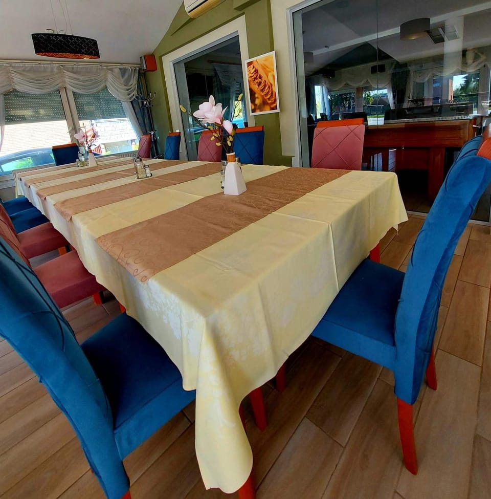 Restaurant/places to eat, Seating area