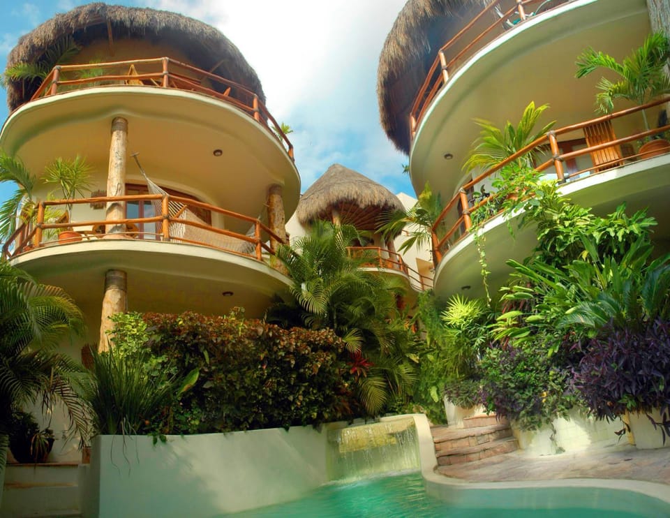 Property building, Day, Pool view, Swimming pool, Swimming pool