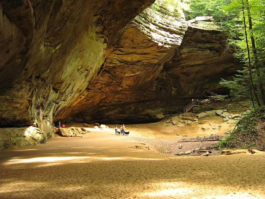 Creekwood Chalet - Hocking Hills with Hot Tub and Near Hiking Chalet in Ohio