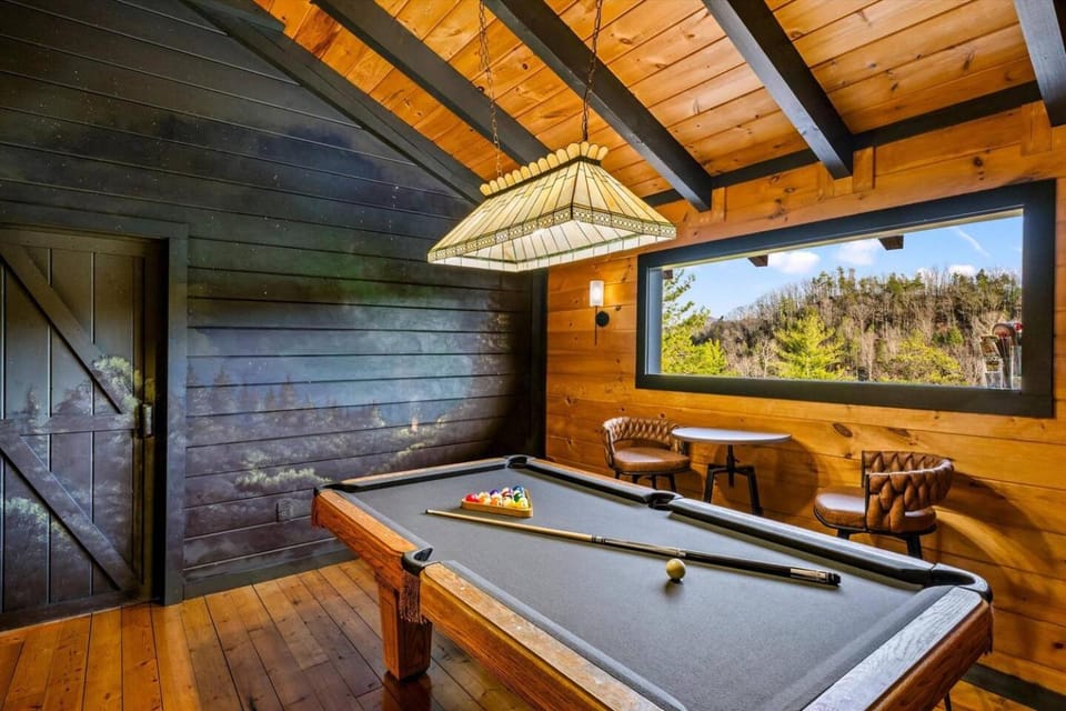 Bearfoot Pines - True Log Cabin - Wi-Fi, Hot Tub, Fishing, Deck with views! - Mins to PF Cabin in Sevier County