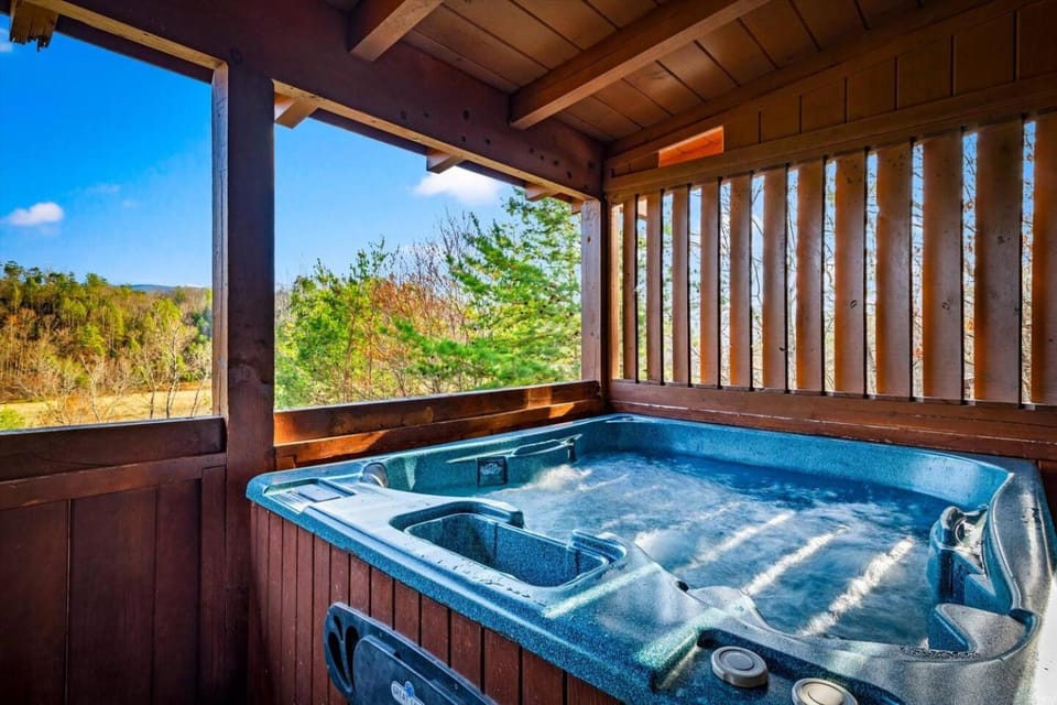 Bearfoot Pines - True Log Cabin - Wi-Fi, Hot Tub, Fishing, Deck with views! - Mins to PF Cabin in Sevier County