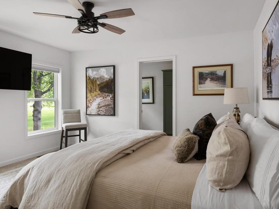 Bed, TV and multimedia, Photo of the whole room, Bedroom