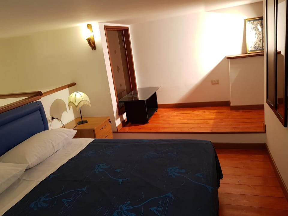 Bed, TV and multimedia, Photo of the whole room, Seating area, Bedroom