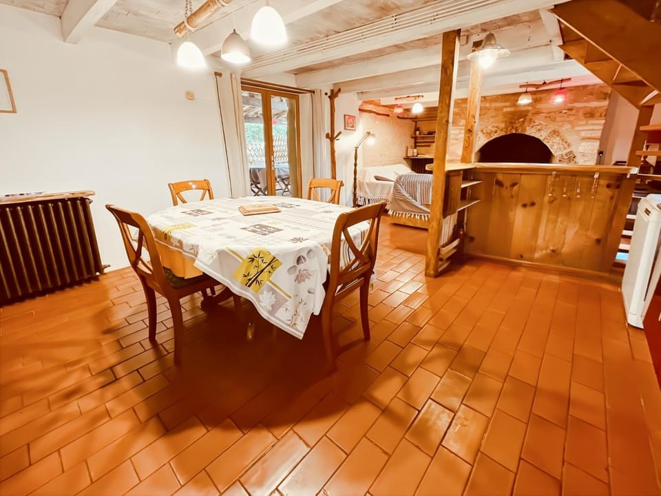 Kitchen or kitchenette, Seating area, Dining area