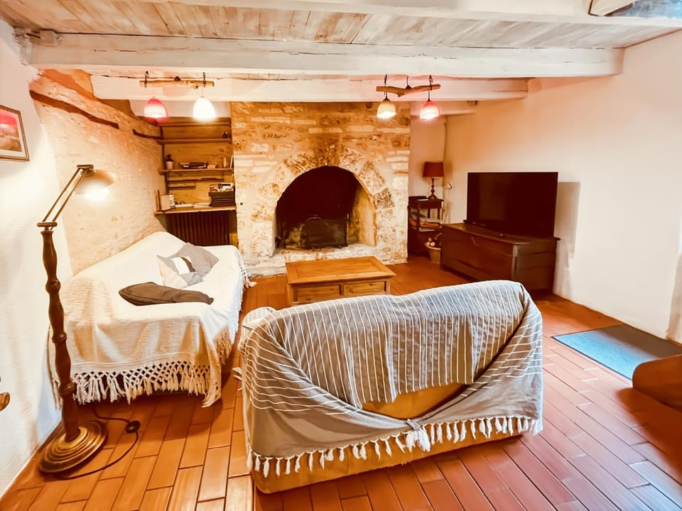 Bed, TV and multimedia, Living room, Seating area