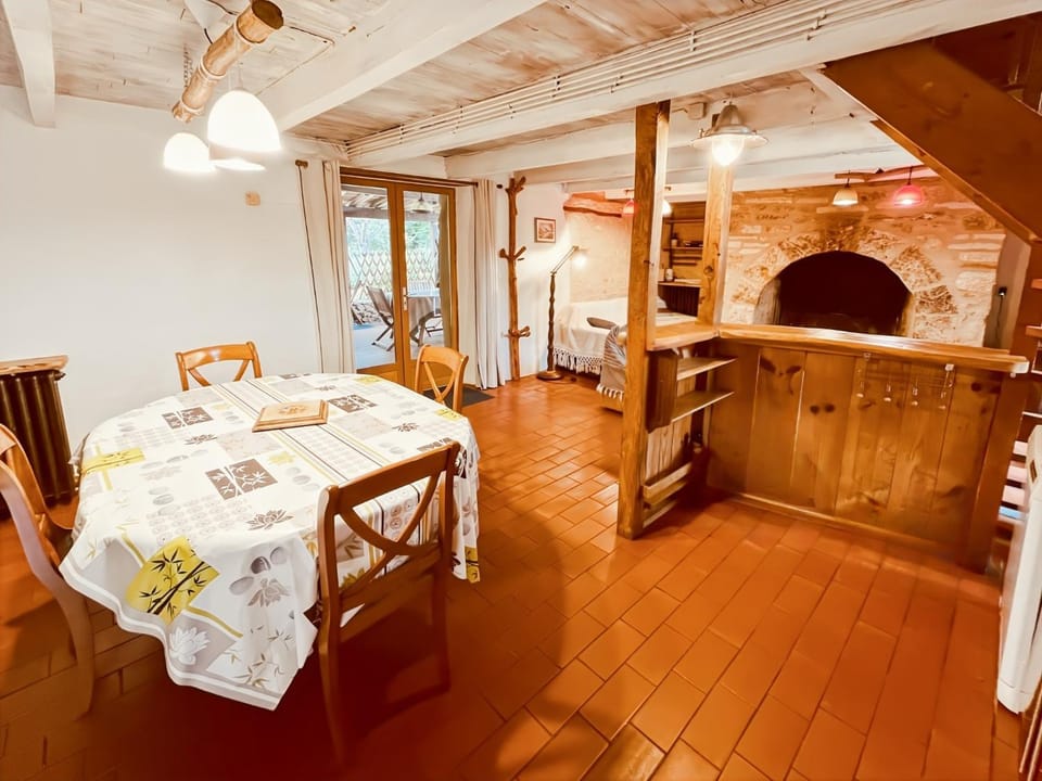 Kitchen or kitchenette, Seating area, Dining area