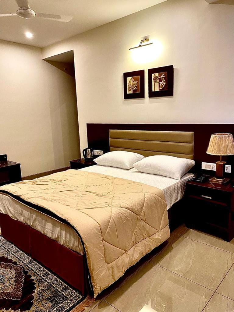 Bed, Photo of the whole room, Bedroom, City view