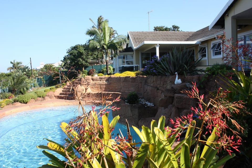 Property building, Garden, Swimming pool