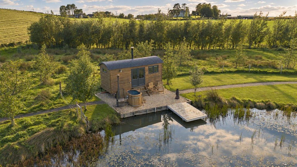 Property building, Nearby landmark, Garden, Lake view