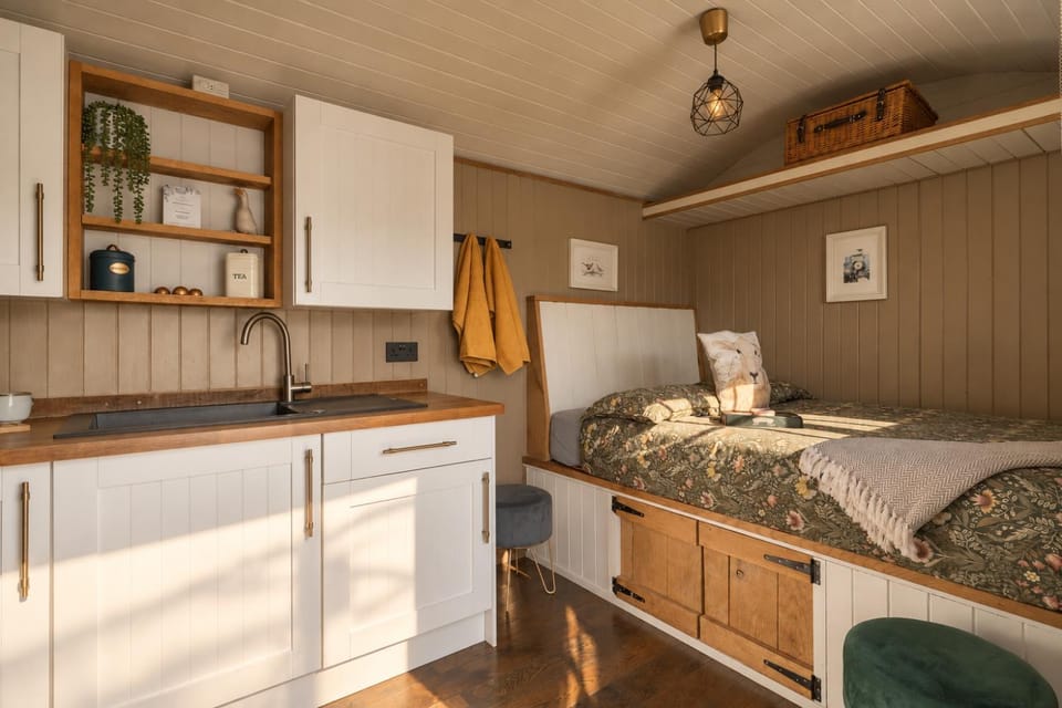 Bed, Kitchen or kitchenette, Bedroom