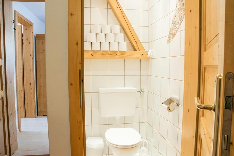 Toilet, Photo of the whole room, Decorative detail