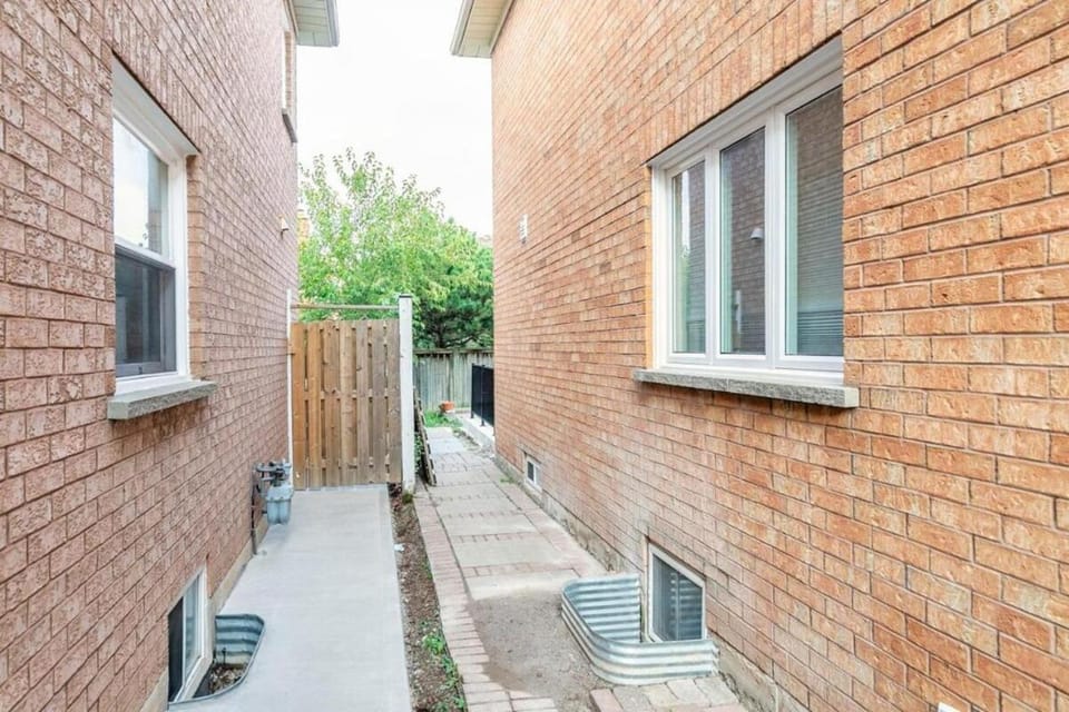 Spacious basement Apartment in Mississauga