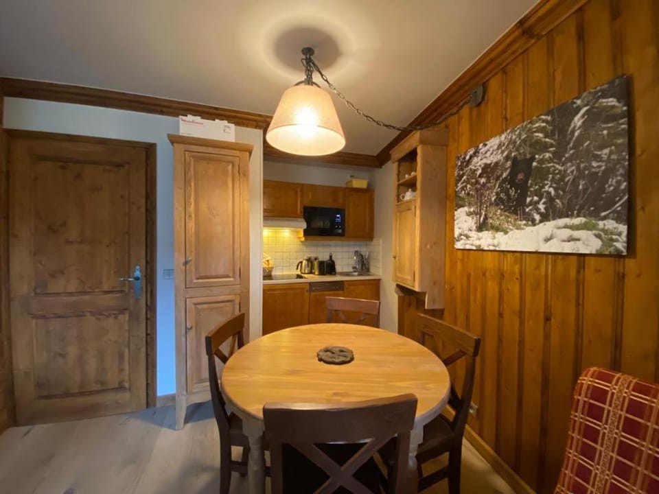 Kitchen or kitchenette, Dining area