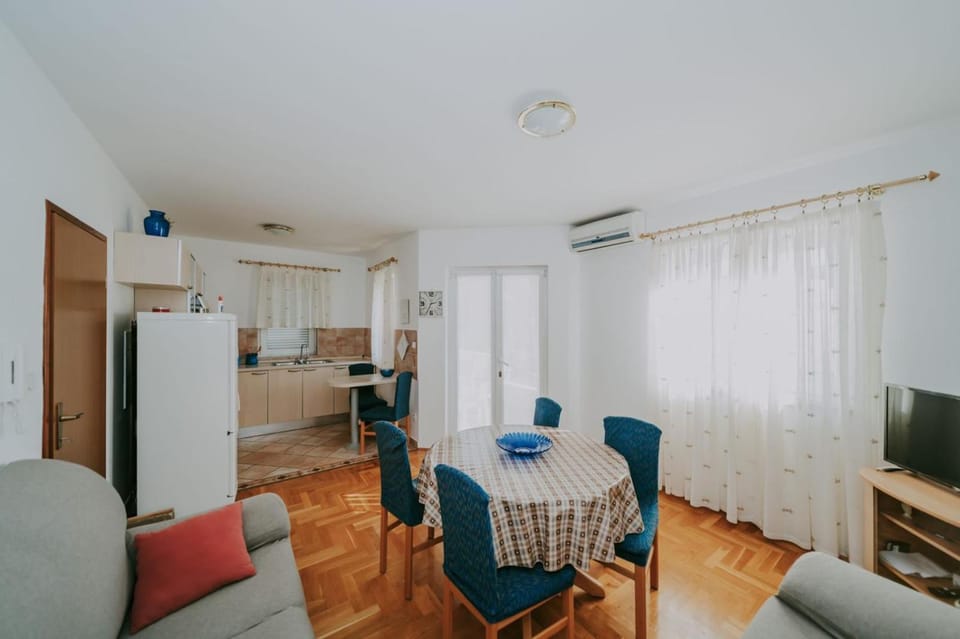 Living room, Photo of the whole room, Seating area, Dining area