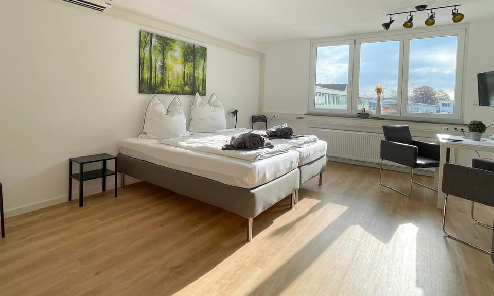 Bed, TV and multimedia, Photo of the whole room, Seating area, towels, air conditioner