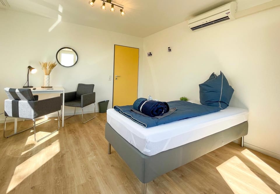 Bed, Photo of the whole room, Seating area, towels, air conditioner