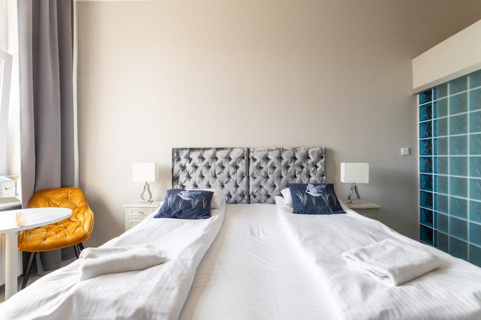 Bed, towels