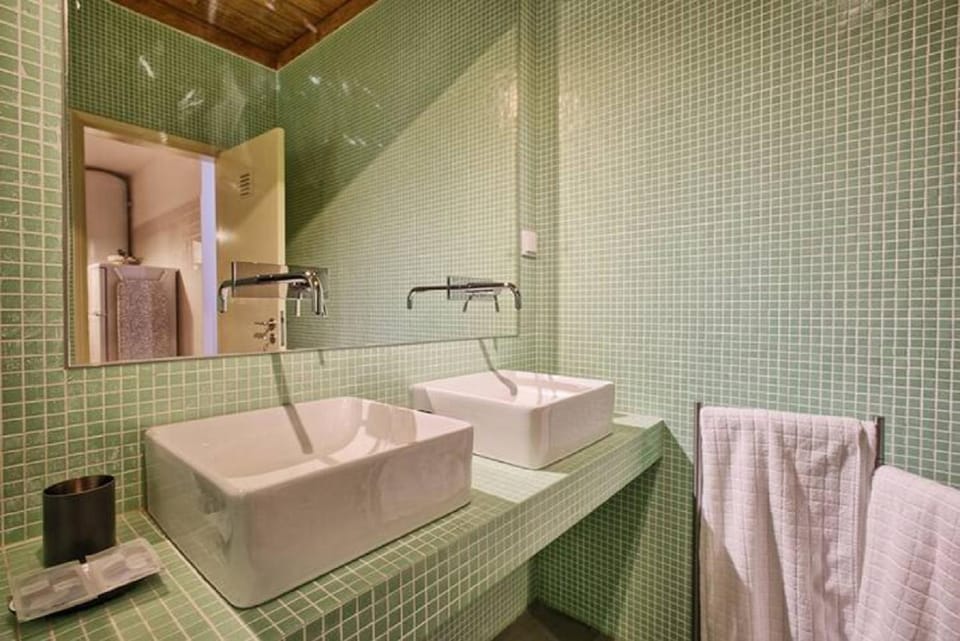 Bathroom, towels