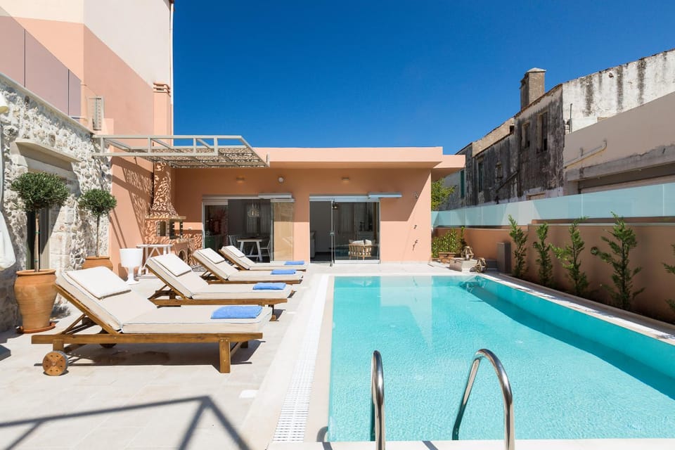 Property building, Day, Swimming pool, sunbed