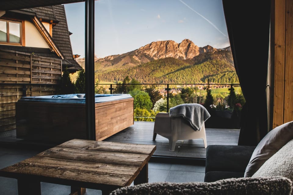 Property building, Natural landscape, View (from property/room), Balcony/Terrace, Living room, Seating area, Mountain view, Mountain view