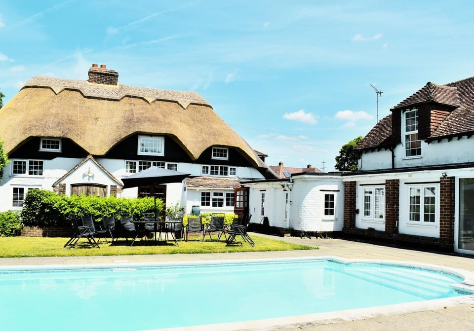 Beautiful Thatched Cottage with Outdoor Pool, Secure Garden, Dog & Family Friendly! Chichester Holiday Properties House in Bosham