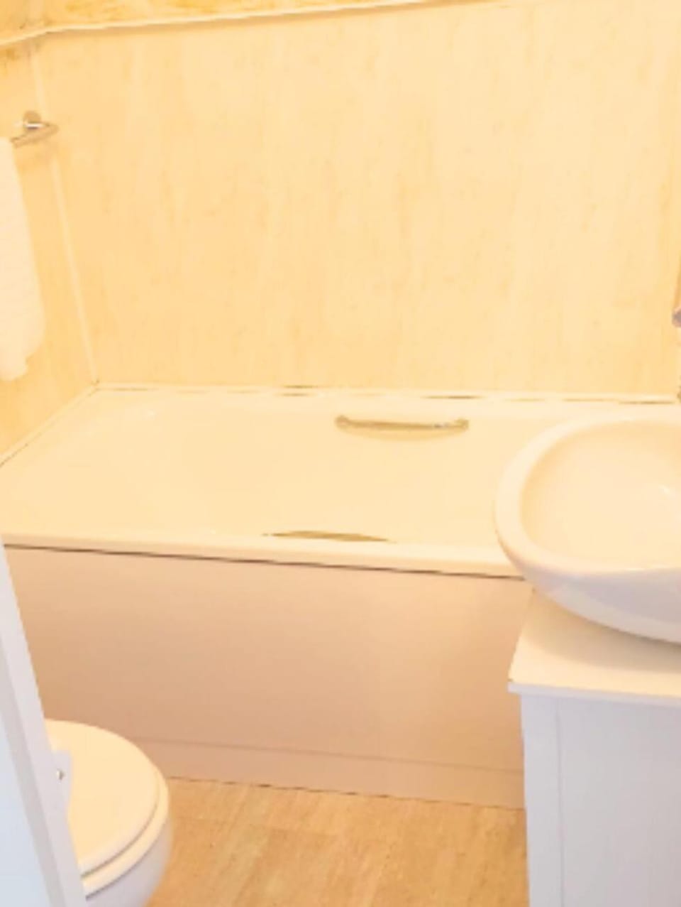 Beautiful Thatched Cottage with Outdoor Pool, Secure Garden, Dog & Family Friendly! Chichester Holiday Properties House in Bosham