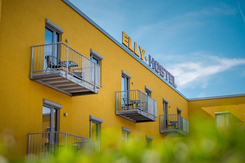 Property building, Day, Balcony/Terrace
