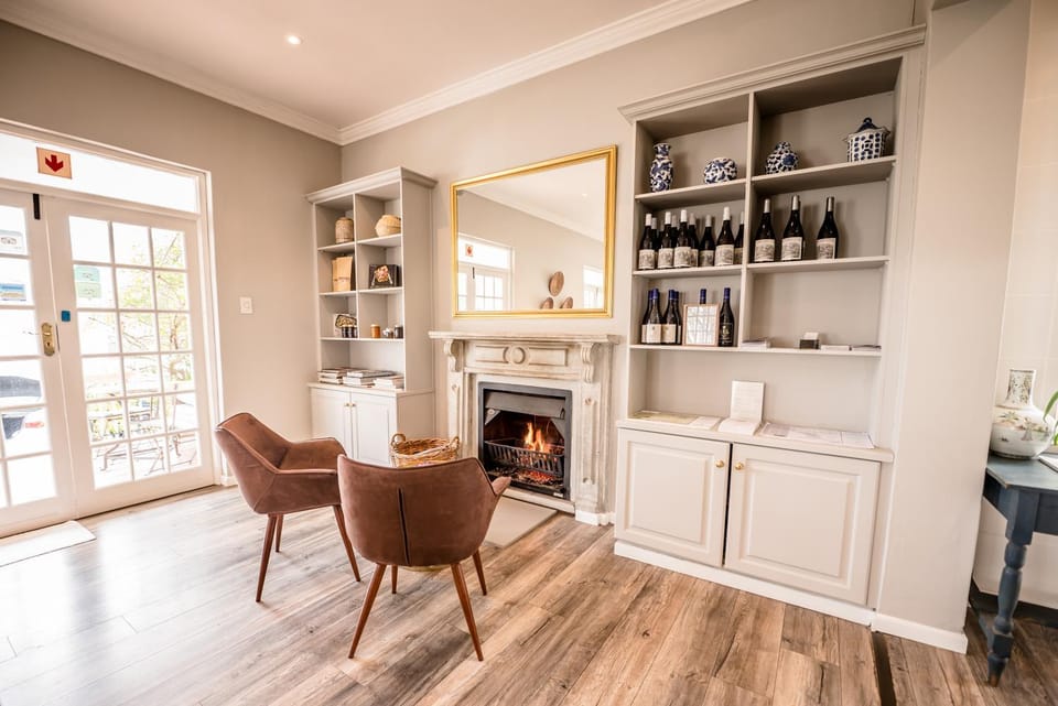 Living room, Seating area, Drinks, flat iron