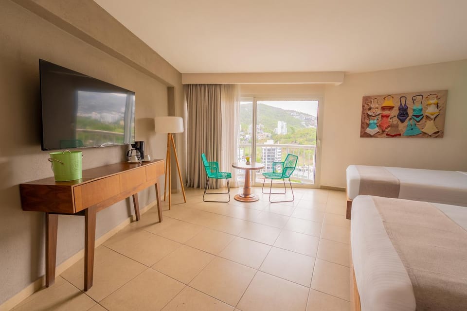 Bed, Natural landscape, TV and multimedia, Living room, Photo of the whole room, Seating area, Dining area, Bedroom, Mountain view