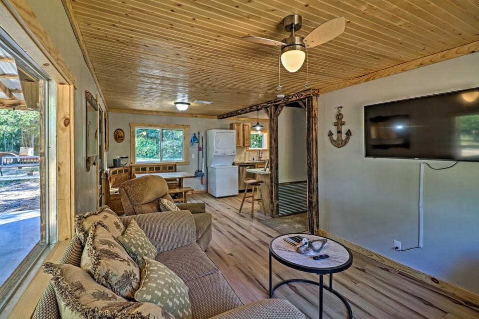 Cozy Cabin with Backyard Oasis 11 Mi to Marina Cabin in Norfork Lake