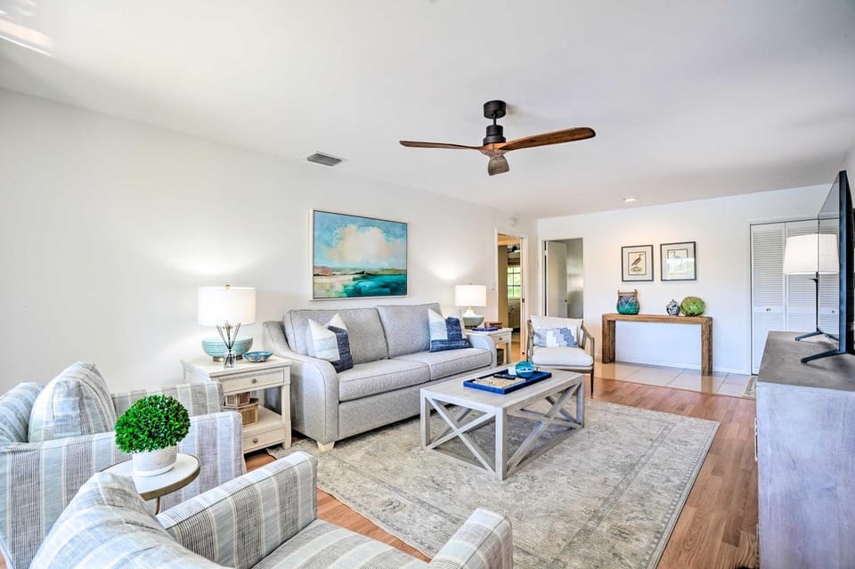 Relaxing Condo w/ Screened-In Lanai, 4 Mi to Beach House in Naples