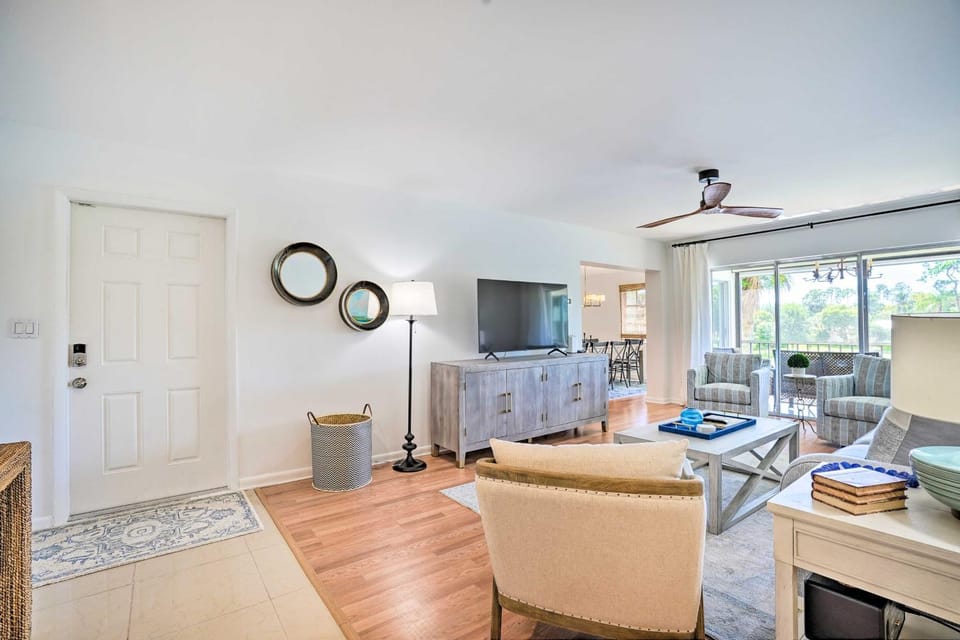Relaxing Condo w/ Screened-In Lanai, 4 Mi to Beach House in Naples