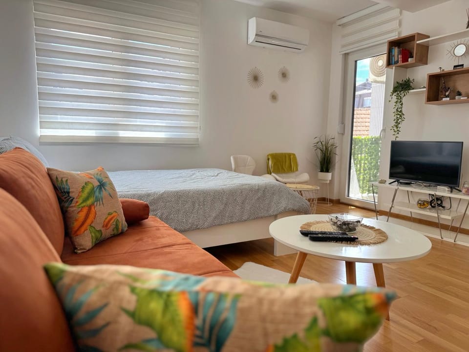 Bed, TV and multimedia, Photo of the whole room, Seating area, Bedroom, air conditioner