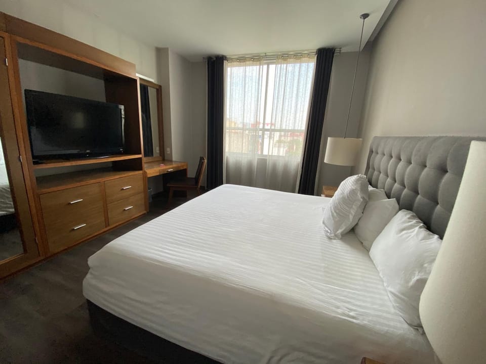 Bed, TV and multimedia, Photo of the whole room, Bedroom