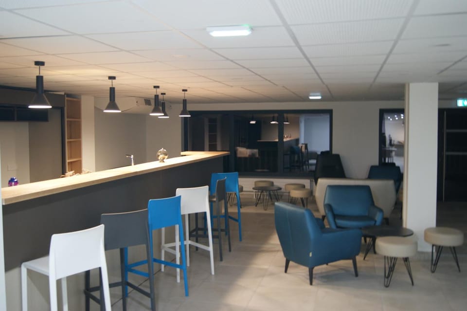 Restaurant/places to eat, Lounge or bar
