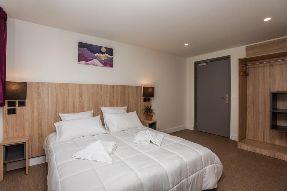 Bed, Bedroom, towels