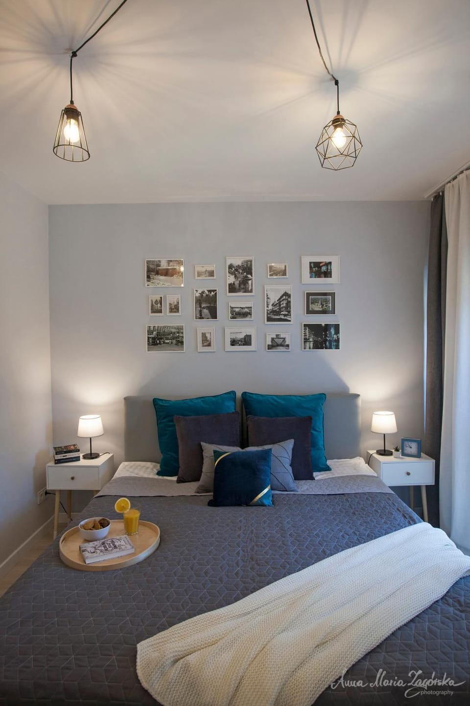 Photo of the whole room, Seating area