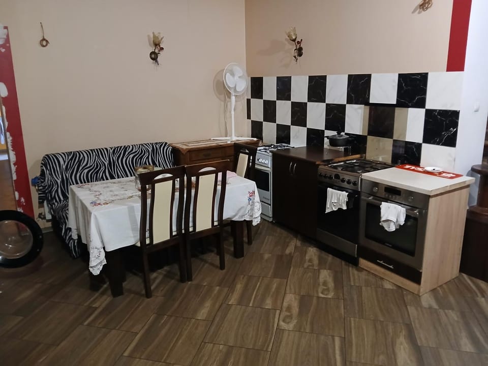 Kitchen or kitchenette, Dining area, oven, pet friendly