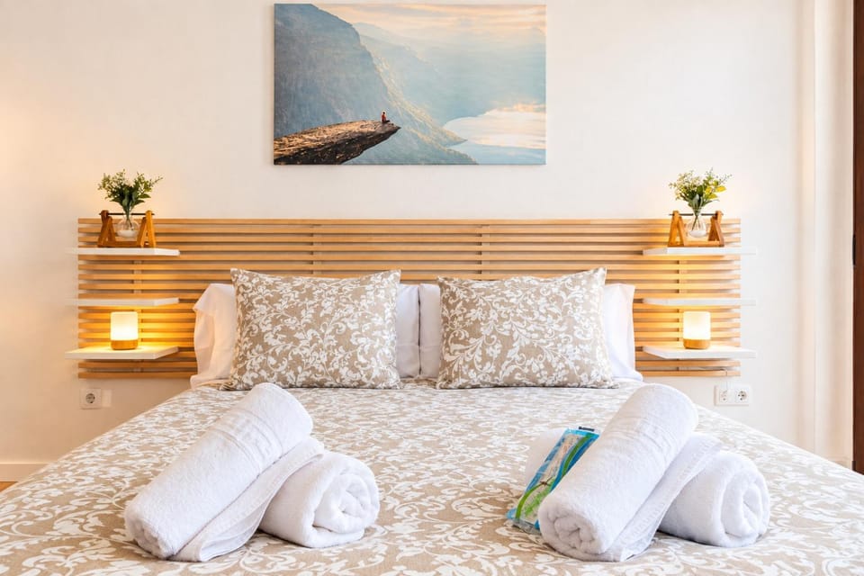 Bed, storage, towels, air conditioner