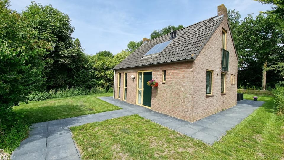 Recreatiewoning Maas en Waal 72 House in Gelderland, Netherlands