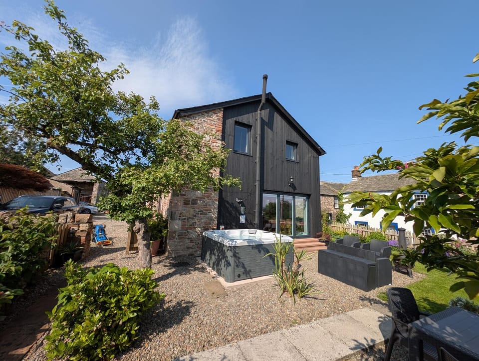 Property building, Spring, Day, Garden, Hot Tub, Garden view