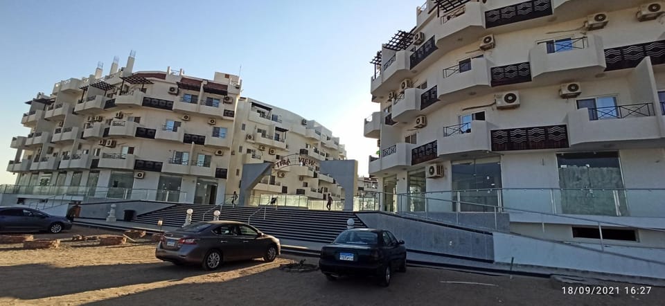 Property building, Day, Neighbourhood, Street view, Location, Parking