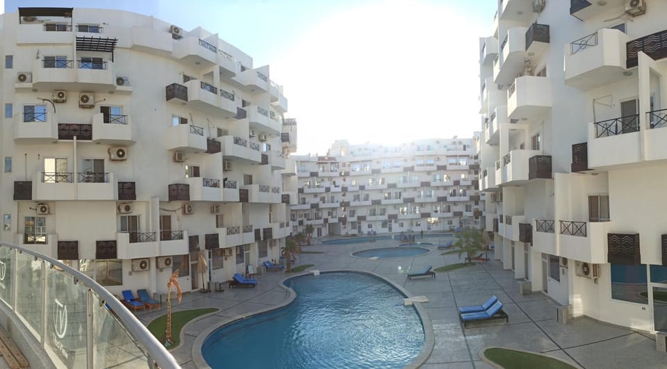 Property building, Day, Pool view, Swimming pool, sunbed