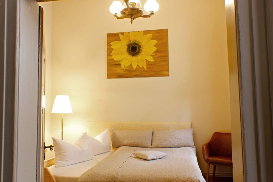 Spring, Bed, Day, Bedroom, On site